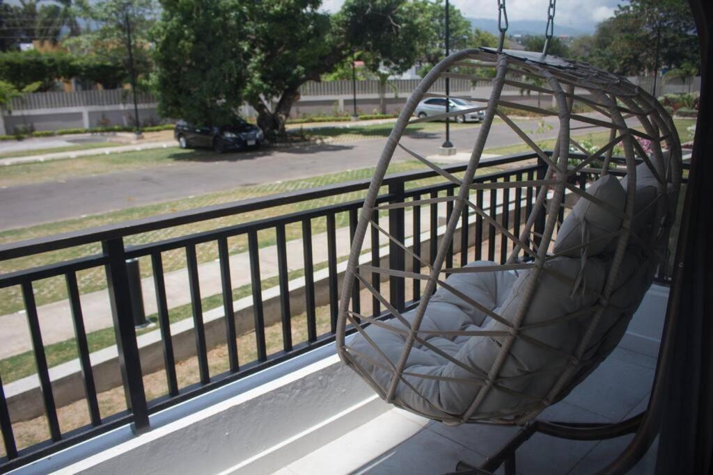 Royalty Suites キングストン エクステリア 写真